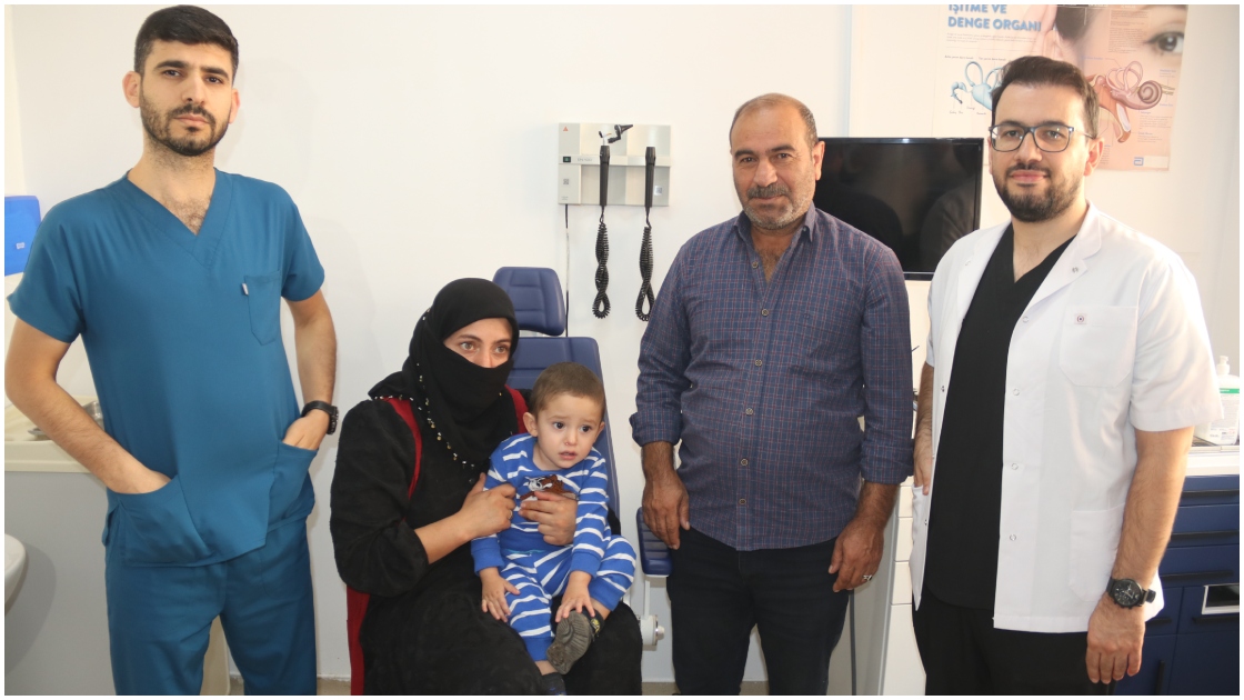 Diyarbakır’da iki bebek koklear implant ameliyatıyla ilk kez duymaya başladı Diyarbakır’da iki bebek koklear implant ameliyatıyla ilk kez duymaya başladı