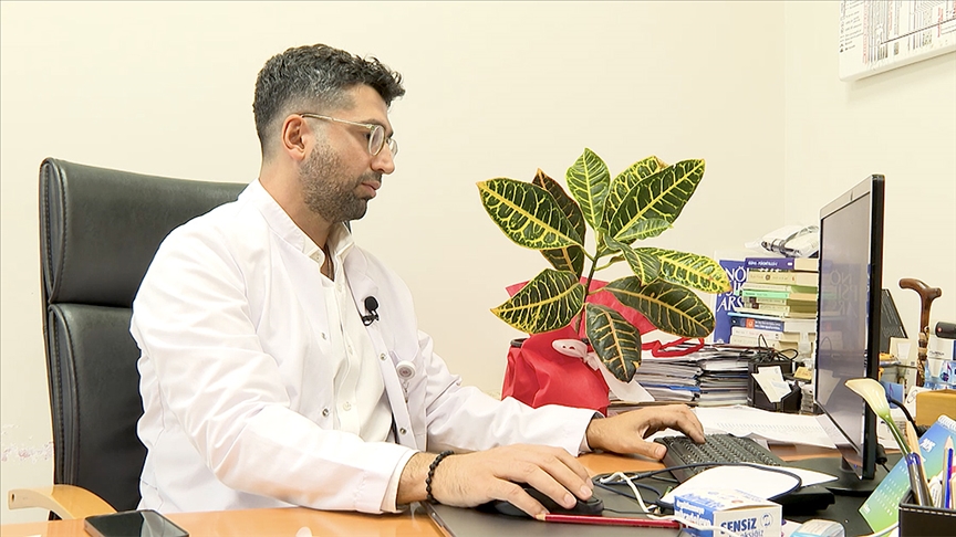 Alzheimer hastaları için akıllı takip cihazı desteği 6 ilde başladı