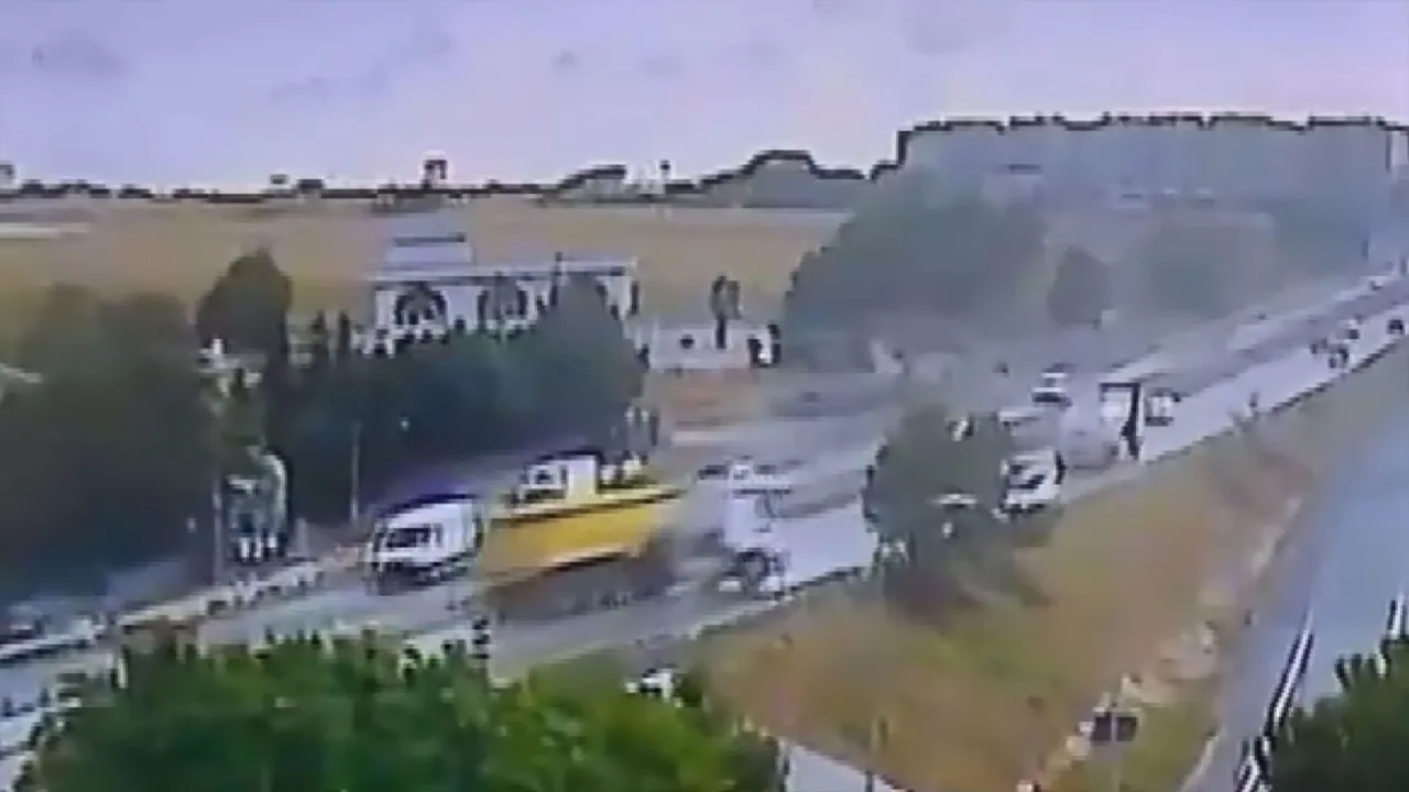 Büyükçekmece’de kamyon devrildi: O anlar kamerada Büyükçekmece’de kamyon devrildi: O anlar kamerada