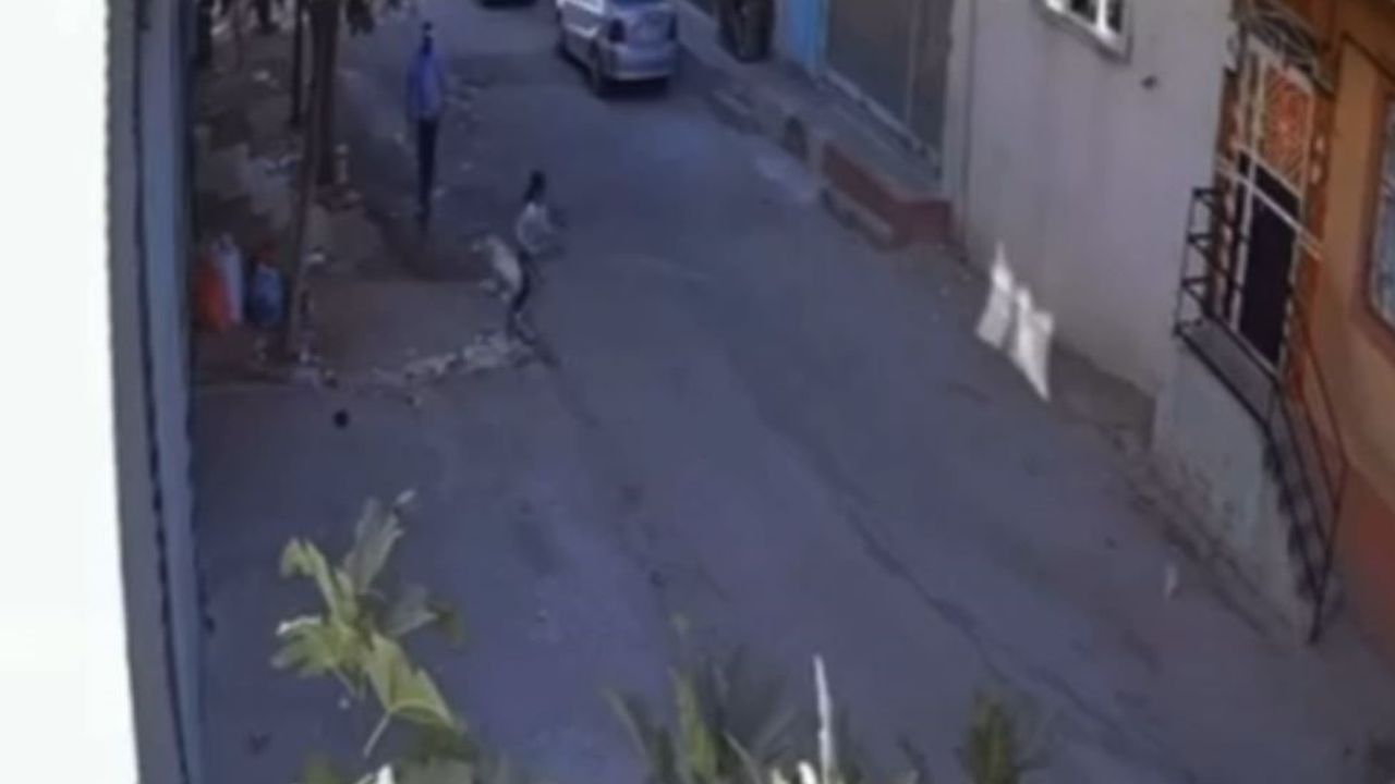 9 yaşındaki kızı kaçırmaya çalıştı, mahalleli fark edince kaçtı! O anlar kamerada