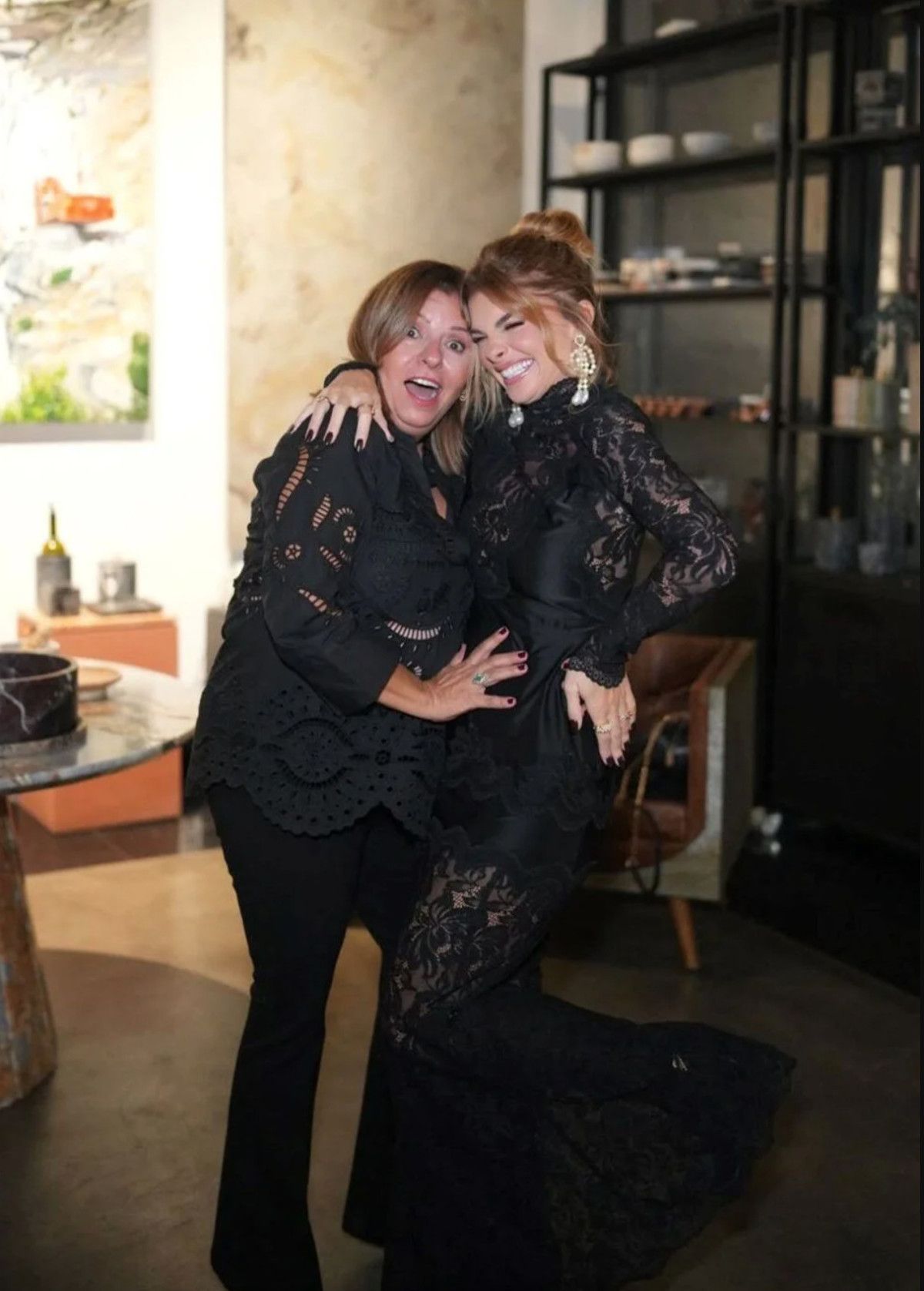 Oyuncu Pelin Karahan 41. oldu! Dostlarıyla kutladı Oyuncu Pelin Karahan 41. oldu! Dostlarıyla kutladı