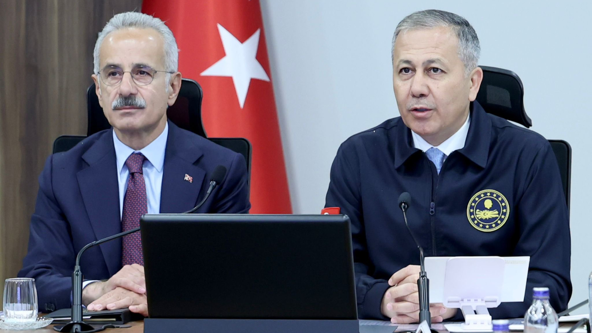 Ali Yerlikaya’dan “trafikte yeni bir dönüşüm süreci” açıklaması Ali Yerlikaya’dan “trafikte yeni bir dönüşüm süreci” açıklaması