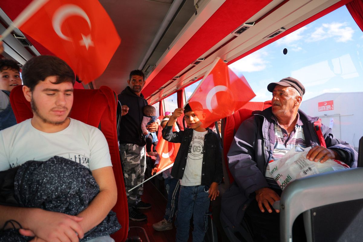 Suriyelilerin ülkelerine geri dönüşü sürüyor Suriyelilerin ülkelerine geri dönüşü sürüyor