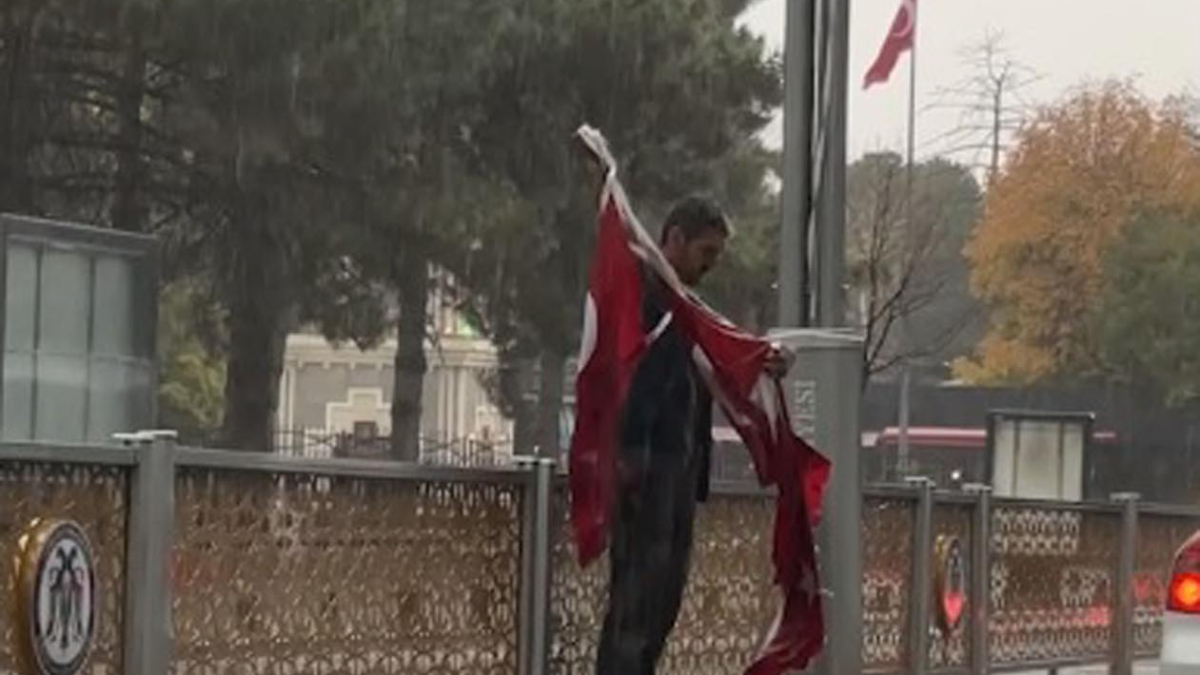 Erzincan’da havaya aldırmadı, yere düşen bayrakları tek tek topladı