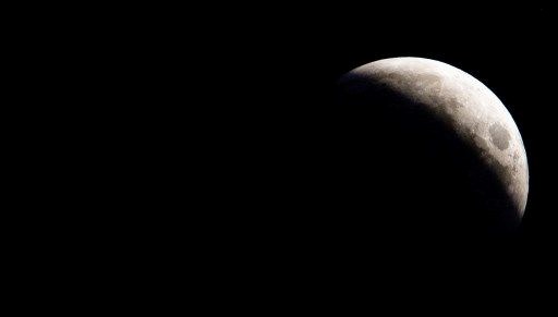 Ay’ın karanlık yüzünden şaşırtan keşif: Uzaydan gelen su ve organik izler bulundu Ay’ın karanlık yüzünden şaşırtan keşif: Uzaydan gelen su ve organik izler bulundu