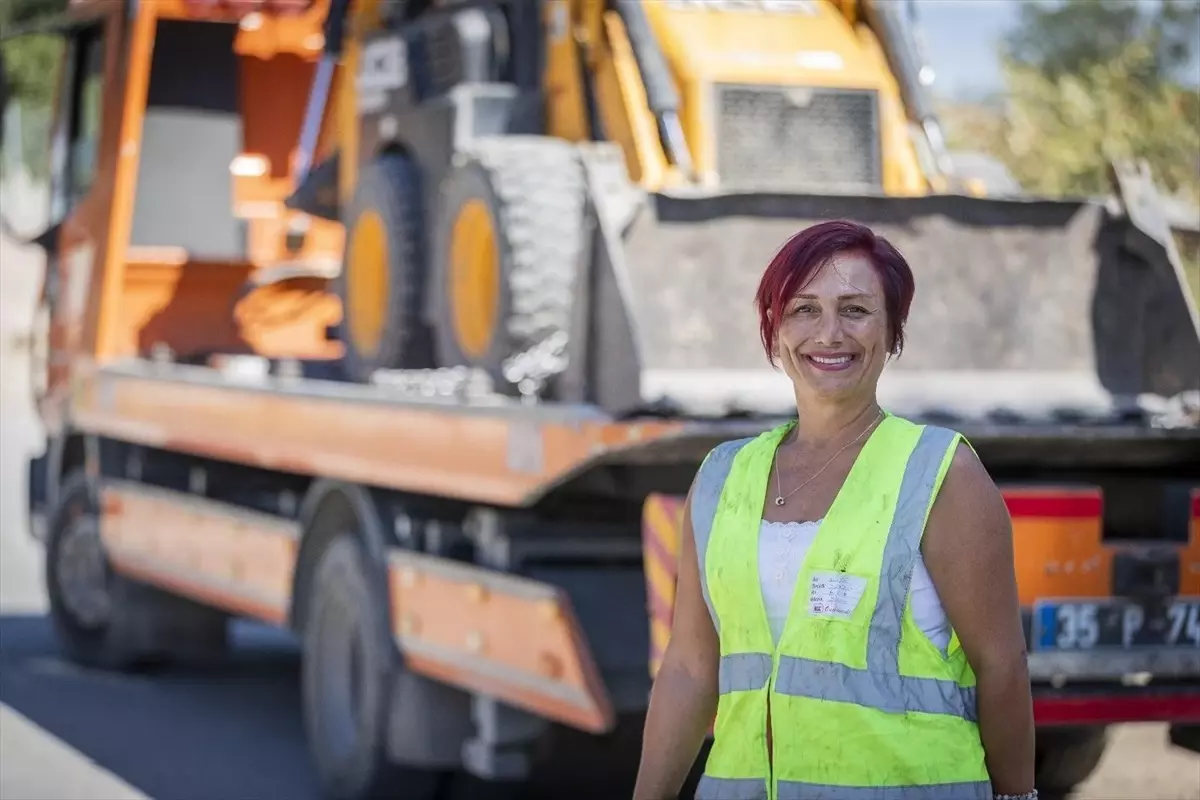 Kadın Çekici Operatörü Munise Demirer, İzmir’de Örnek Oluyor