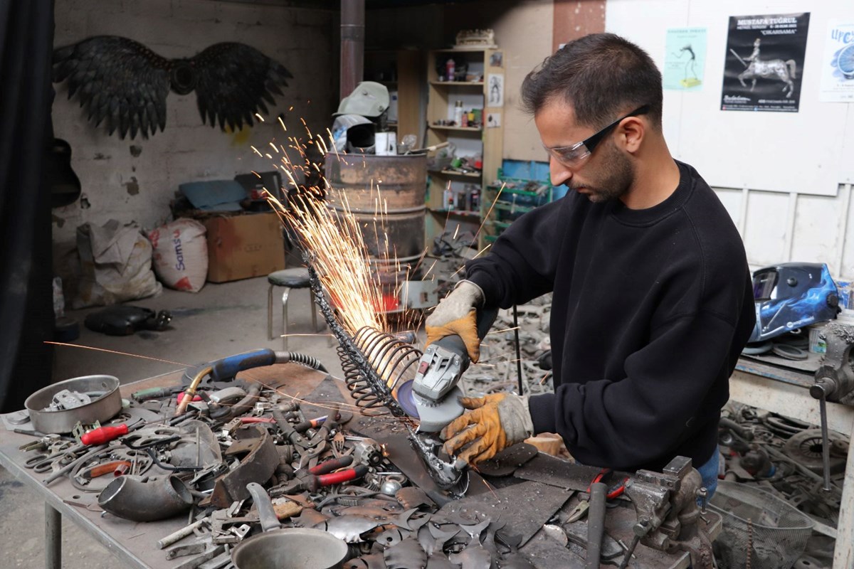 İlhamı aile mesleği balıkçılıktan aldı: Metal parçalarla sanat eseri üretiyor İlhamı aile mesleği balıkçılıktan aldı: Metal parçalarla sanat eseri üretiyor