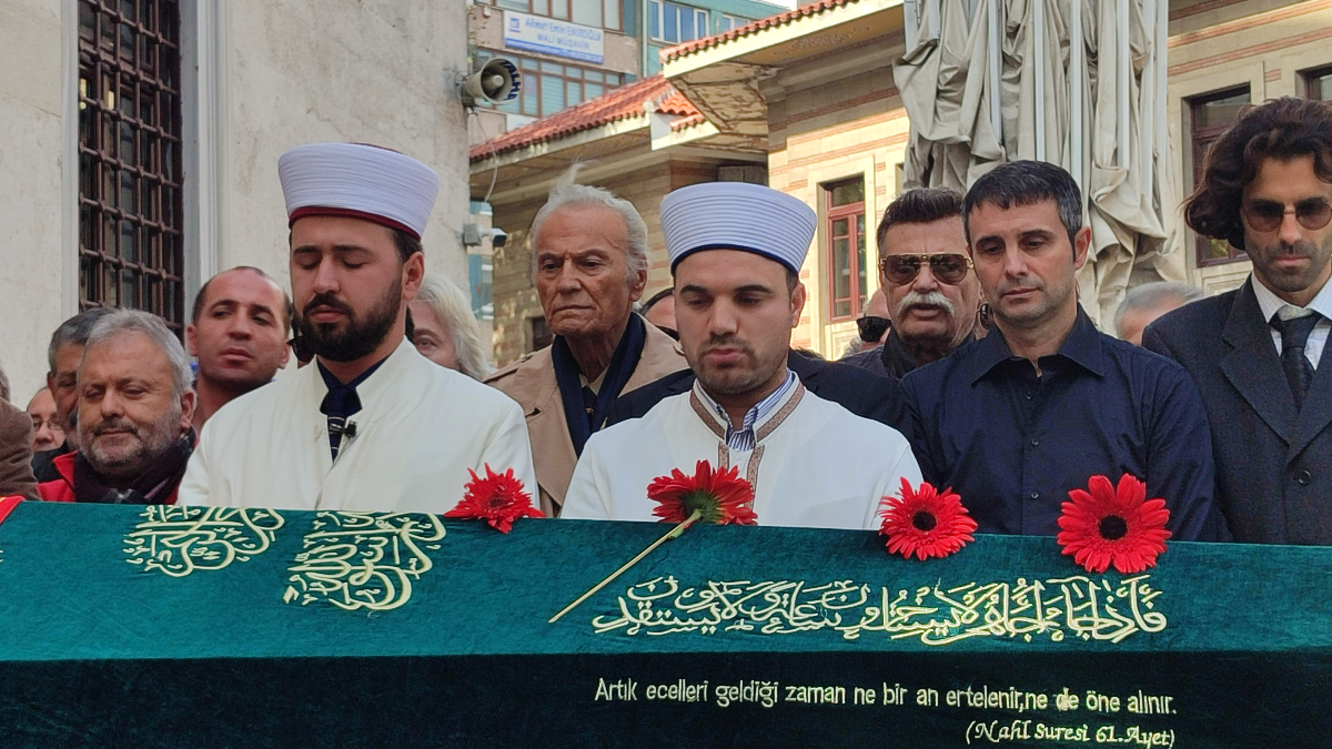 Hayatını kaybeden oyuncu Engin Çağlar son yolculuğuna…